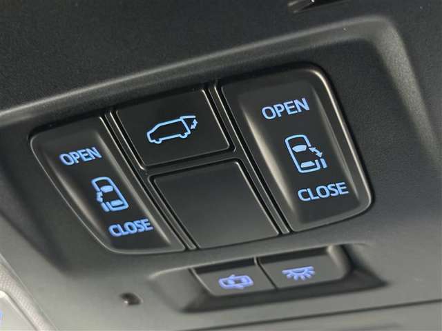 両側パワースライドドア付きだから、狭い駐車スペースなどでの 乗り降りラクラク！小さなお子さまのいるご家庭には嬉しい装備。