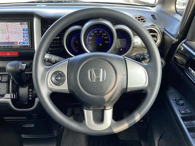 【ステアリングスイッチ】運転中に目線を下げることなく、ナビ操作・音量調節ができる機能です♪