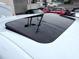 【ムーンルーフ】開放感たっぷりの希少装備、ムーンルーフが装着されています！車内に明かりを取り入れたり景色を楽しむ以外にも、車内の空気も簡単に換気できて快適です！