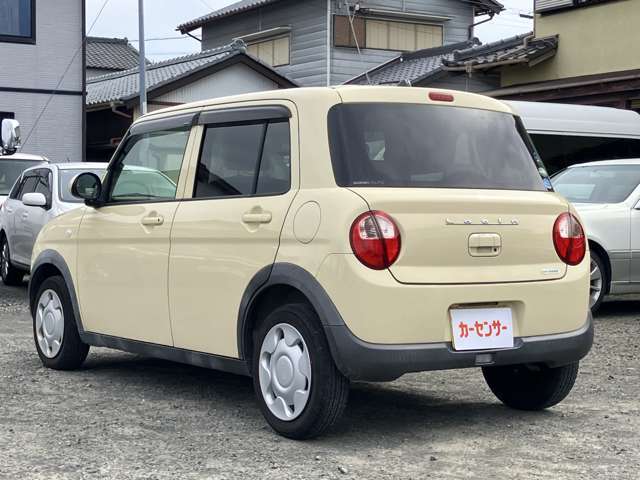 当社のこだわりとして、展示前にはシートやフロアマットまではずして、洗浄、除菌を行います！手間がかかりますが、車内の臭い、汚れもとれますので、気持ちよくお乗りいただけます！