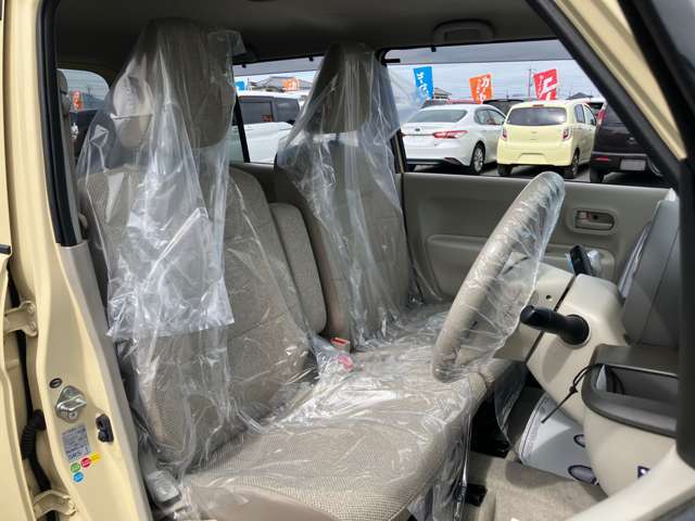 当社のこだわりとして、展示前にはシートやフロアマットまではずして、洗浄、除菌を行います！手間がかかりますが、車内の臭い、汚れもとれますので、気持ちよくお乗りいただけます！