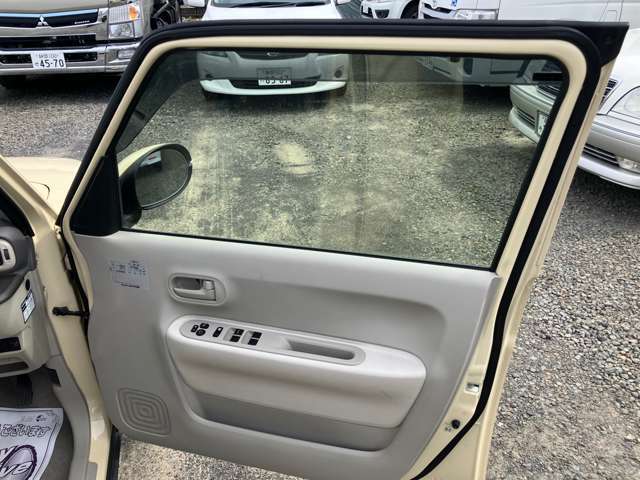 安心して中古車をお買い求めいただける様、当社は第三者機関のプロの鑑定士による、内外装、機関クオリティのチェックを受けることが出来る加盟店です。