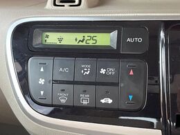 【オートエアコン】一度お好みの温度に設定すれば、車内の温度を検知し風量や温度を自動で調整。暑い…寒い…と何度もスイッチ操作をする必要はありません。快適な車内空間には必須の機能ですね♪