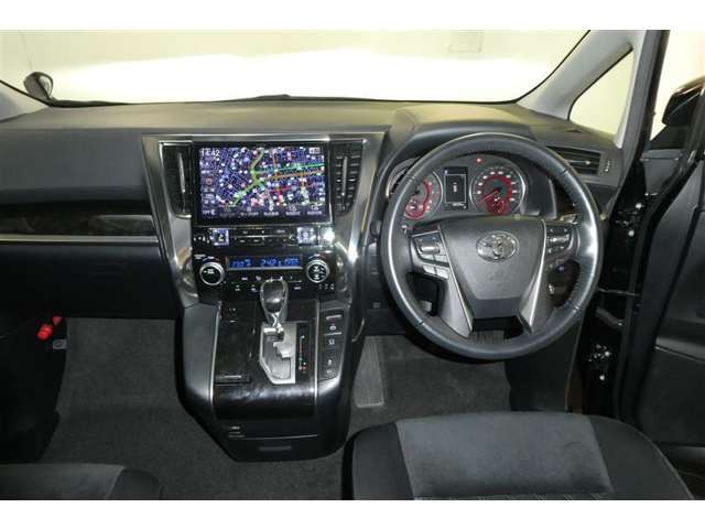 運転席周りのレイアウトをご覧ください。ナビゲーションが綺麗に装着されすっきり収まってますね！