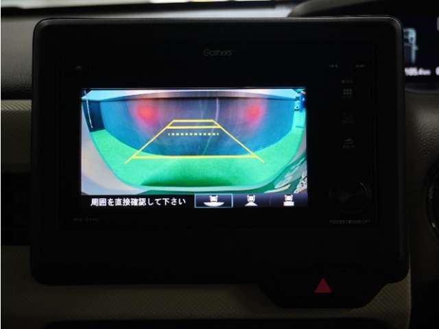 【バックカメラ】駐車が苦手な方でも安心してお乗りいただけます。リバース連動で画面が切り替わるのでとっても便利です。