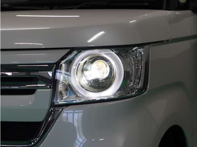 【ヘッドライト】省電力で長寿命の明るく運転しやすいLEDヘッドランプです。明るく照らすので暗い夜道からお客様を守ってくれます。