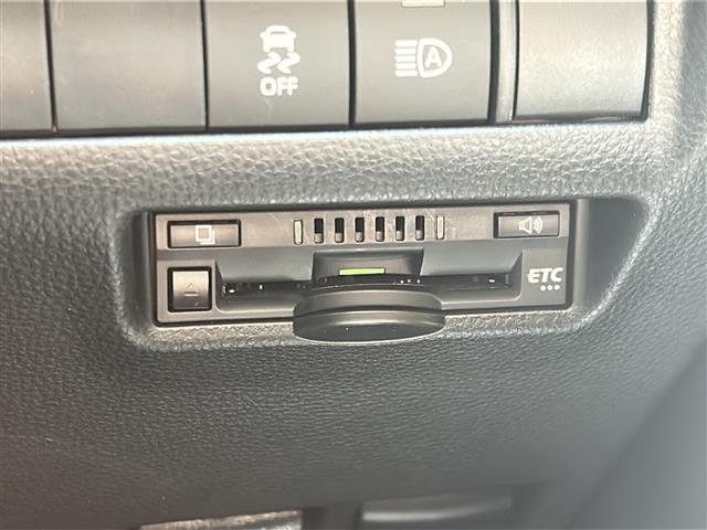 【ETC】有料道路を利用する際に料金所で停止することなく通過できる、ETC車載器（ノンストップ自動料金収受システム機器）が装備されています。セットアップを行うことで利用可能になります。
