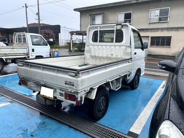 お買い得ハイゼットトラック入庫致しました　オートマでどなたでも乗れますよ　4WD　オートマ　エアコンパワステ　機関良好　お気軽にお問い合わせください。