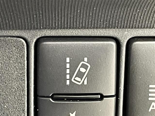 【レーンディパーチャーアラート（LDA）】クルマが車線または走路から逸脱する可能性がある場合に、ブザーまたはハンドルの振動により注意をうながします。機能には限界があるためご注意ください。