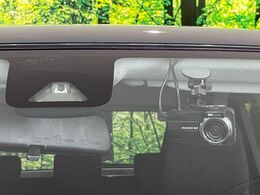 【プリクラッシュセーフティ】前方の車両等を検知し、衝突しそうな時は警報で注意を促し、ブレーキを踏む力をサポート。ブレーキを踏めなかった場合は衝突被害軽減ブレーキが作動、衝突回避をサポートします。