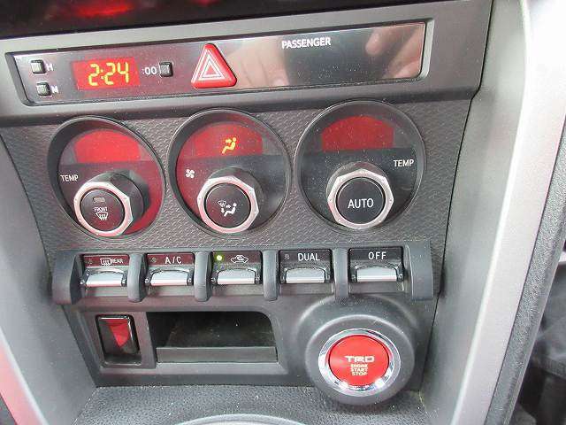 エアコン・DUALスイッチ☆　普段は運転席と助手席で温度設定は同じですが、スイッチをONにすることで各席温度設定が可能！　各席でエアコン温度の調整が可能になるので快適なドライブがお楽しみいただけます♪