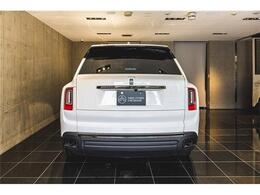 ブラッククローム仕上げのグリルやエンブレムが、威厳とミステリアスさを演出しております。