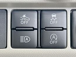 【アイドリングストップ】赤信号や渋滞で停車した際にエンジンを停止し、無駄な燃料の消費を抑えます。燃費向上や環境保護につなげる機能♪エンジンはブレーキを離せば再始動します。