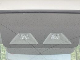 【スマートアシスト】走行中に前方の車両等を認識し、衝突しそうな時は警報とブレーキで衝突回避と被害軽減をアシスト。より安全にドライブをお楽しみいただけます。