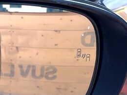 【ブラインドスポットモニター】走行中、ドアミラーの死角になりやすい箇所に後続車が接近するとサイドミラーのレンズに警告を表示！ドライバーに注意喚起をしてくれます。
