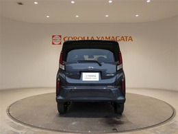 4WDシステムを搭載。オフロードや雪道などの滑りやすい路面でも安心して走行できます。