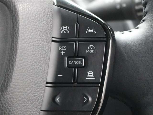 レーダークルーズコントロール作動時に車線維持に必要な運転操作の支援を行う「レーントレーシングアシスト(LTA)」を搭載しています。