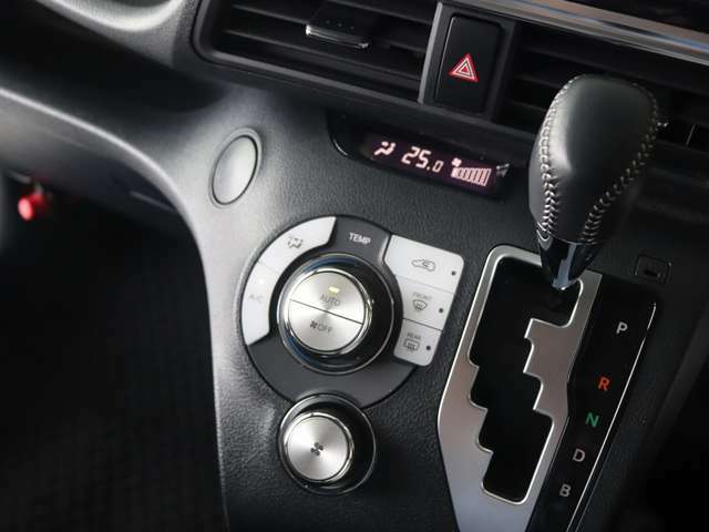 オートエアコンなのでボタン一つで設定した温度に保ってくれます！温度調整から風量まで使いやすいです！