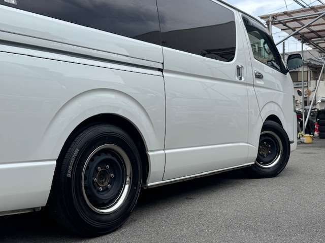 大人気の4型ハイエースバン・スーパーGL3000ccディーゼルターボ入庫♪令和4年7月19日103600キロ時タイミングベルト交換済みステッカーあります♪全国納車大歓迎♪お気軽にお問合せ下さいませ♪