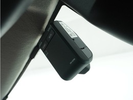 ◆ドライブレコーダー◆映像・音声などを記録する自動車用の装置です。　もしもの事故の際の記録はもちろん、旅行の際の思い出としてドライブの映像を楽しむことができます。