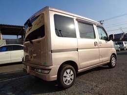 プライバシーガラスになっておりますので車内や荷物などが見えずらくなっております♪プライベート空間を守ることができ、外からの光も防ぐ効果もございますのでバックする際にも光が反射せず安全に行えます♪