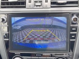 【バックカメラ】駐車時に後方がリアルタイム映像で確認できます。大型商業施設や立体駐車場での駐車時や、夜間のバック時に大活躍！運転スキルに関わらず、今や必須となった装備のひとつです！