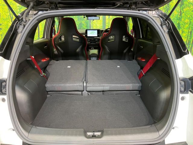 普段のお買い物や通勤、送迎等に十分な荷室スペースを確保しております。セカンドシートを倒すと、大きな荷物の積載も可能です♪