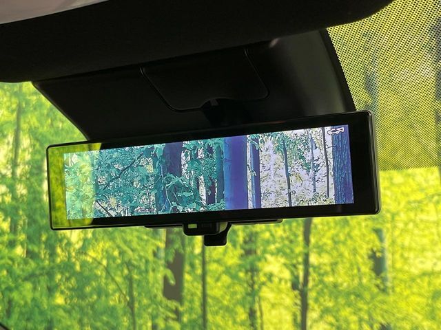【インテリジェントルームミラー】後席の大きな荷物や同乗者で後方が確認しづらい時でも安心！カメラが撮影した車両後方の映像をルームミラー内に表示。クリアな視界で状況の確認が可能です！
