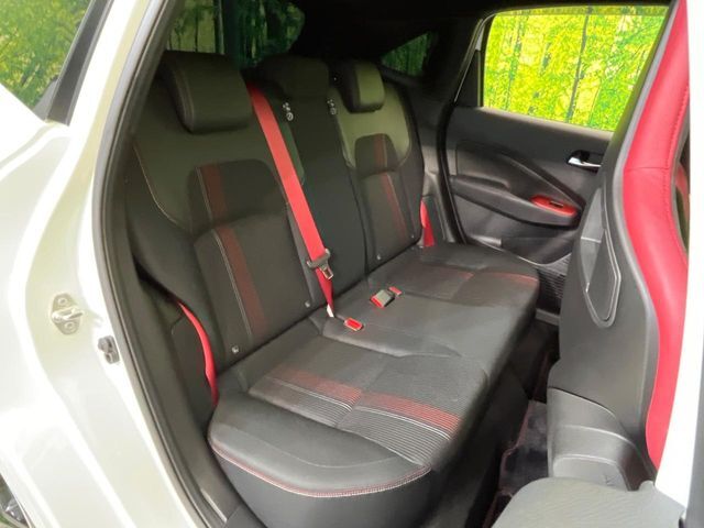 コンパクトカーですが、セカンドシートは十分な広さがあり快適にお乗りいただけます♪シートを倒して大きな荷物を積んだりと、用途の幅が広い1台です。