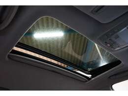 サンルーフ装備！！　こだわり装備のサンルーフがついています。室内に爽やかな光を取り込んで快適なドライブはいかがでしょうか？　電動でチルトアップが可能なので、効率的に空気の入れ替えも行えます（＾O＾）！