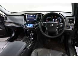 210系、トヨタのクラウンHV、前期モデルが入荷！レギュラーで走行するHV車です。車両重量1680kg・JC08モード燃費は23.2km/L・直列4気筒エンジン・178馬力のお車です（※カタログ参照）