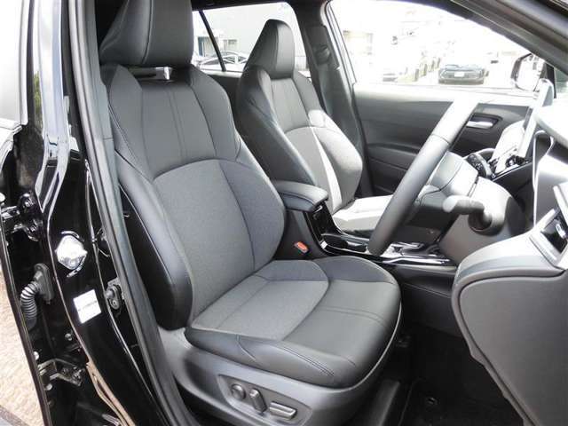 【内装】RAV4の車内です♪もちろん、フロアマットもついてますよ～！