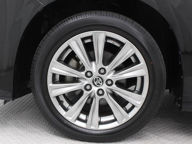 高輝度塗装の18インチアルミホイールが装着されています。タイヤサイズ235/50R18