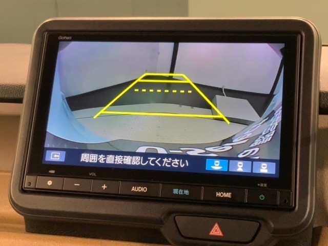 リバースギアに入れるだけで後方の表示へ切り替わります。夜間や雨の日の駐車も楽になりますよ。