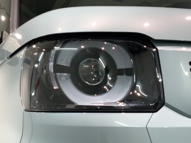LEDヘッドライトは、点灯の瞬間から最大光量を発揮し、突然暗くなるトンネルなどでの安定感を高めます。