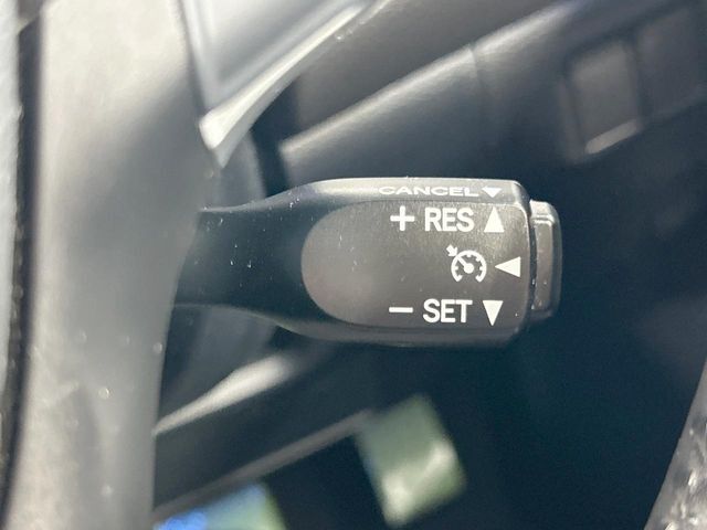 【クルーズコントロール】高速道路もラクラク走行。アクセルを離しても一定速度で走行ができ、長距離運転時の負担を軽減！加速・減速も簡単なスイッチ操作で調整できます。