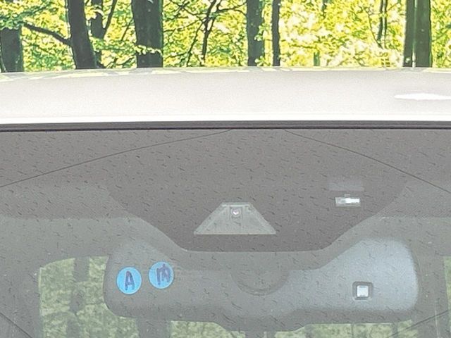【プリクラッシュセーフティ】前方の車両等を検知し、衝突しそうな時は警報で注意を促し、ブレーキを踏む力をサポート。ブレーキを踏めなかった場合は衝突被害軽減ブレーキが作動、衝突回避をサポートします。