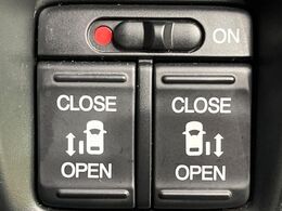 【両側パワースライドドア】スマートキーや運転席のスイッチで後席両側スライドドアの開閉が可能♪電動だから力を入れてドアを開ける必要が無く、小さなお子様でも簡単に開け閉めでき快適です♪