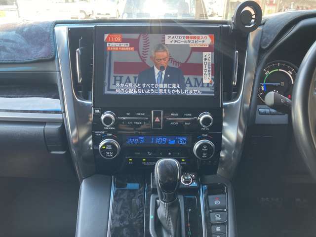 操作部にはエンジンボタン、窓開閉ボタンが配置されております♪実際に運転されると「何のボタンか分からない」ということが多いので、納車前にしっかりご説明いたします。