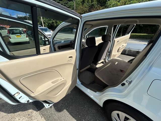 軽自動車でもしっかりリアシートスペースあります！