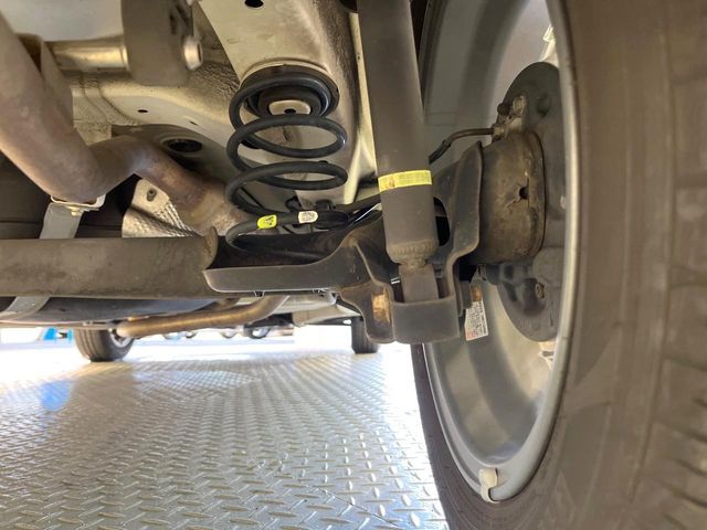 お車を安心してお乗りいただく為には、足回りの定期点検が欠かせません。サービスサポート（有償保証）では無料点検もご提供しており、安心のカーライフをお過ごしいただけるサポート体制が整っています。