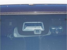 【デュアルセンサーブレーキサポート】フロントガラスに設置された単眼カメラと赤外線センサーで前方の車両や歩行者を検知し、衝突事故時の被害を軽減します。