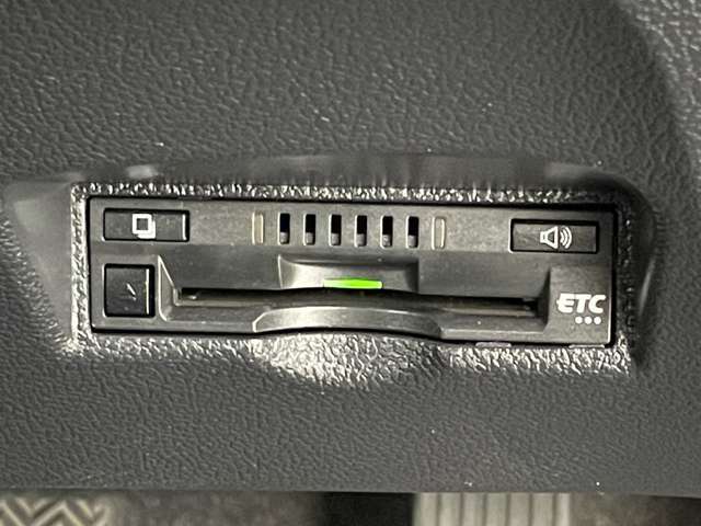 ◆【ETC】有料道路を利用する際に料金所で停止することなく通過できる、ETC車載器（ノンストップ自動料金収受システム機器）が装備されています。セットアップを行うことで利用可能になります。