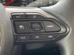 【プリクラッシュセーフティ】前方の車両等を検知し、衝突しそうな時は警報で注意を促し、ブレーキを踏む力をサポート。ブレーキを踏めなかった場合は衝突被害軽減ブレーキが作動、衝突回避をサポートします。