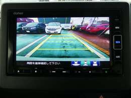 リアカメラが装備されており、後方の安全確認はもちろんのこと狭い場所での駐車や雨の日・夜間など視界の悪いコンディションでのストレスの軽減にもなります。