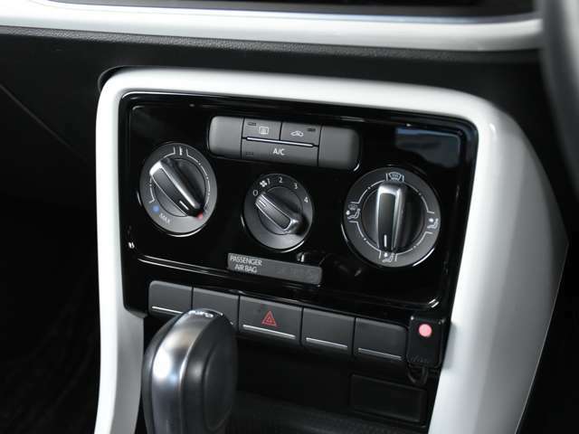 ■マニュアルエアコン：車内を適温に保つように風量等の調節が可能です。ダイヤル式のつまみは直感的に操作が可能です。