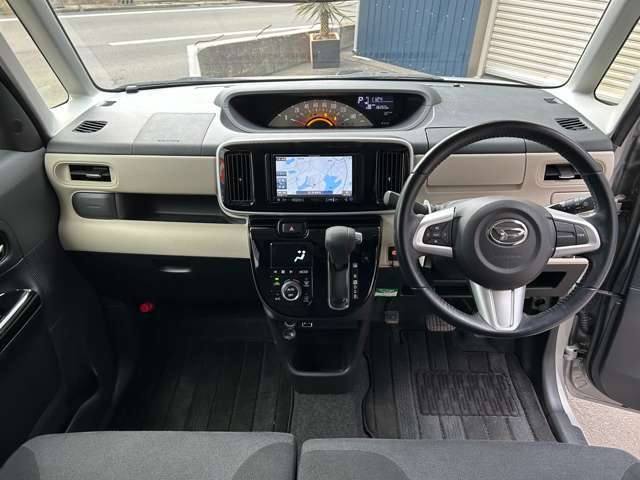 視認性の良いインパネシフトになってます。足元も広々使えます。