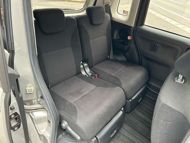 こちらもシートにへたり等なく、綺麗な状態です。