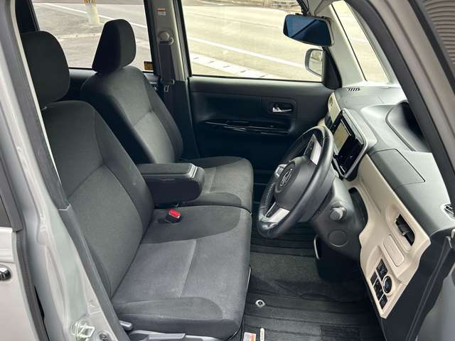 アームレストには小物を入れることもできますよ。