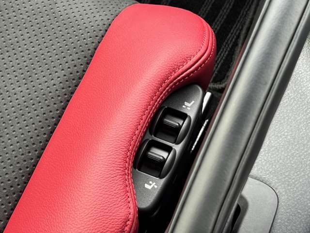 運転席、助手席ともにパワーシートが標準装備です！スライド、リクライニング機能がシート脇のスイッチでワンタッチ操作が可能！